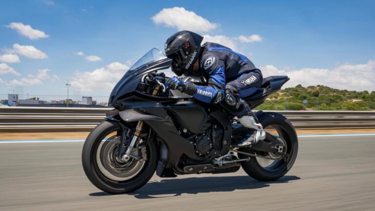 2025-Yamaha-YZF1000R1_01
