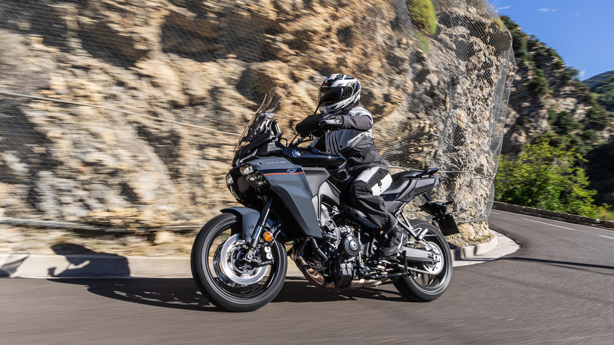 2025-Yamaha-MT09ATR-EU-Midnight_Black-Action-015-03