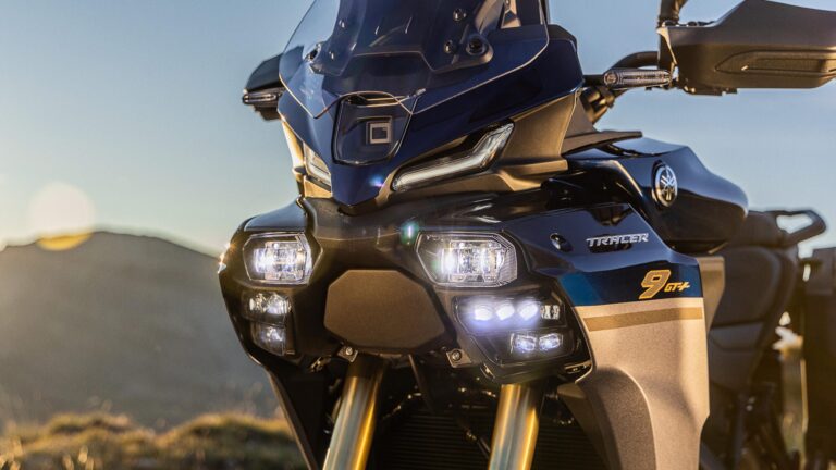 2025-Yamaha-MT09ATRDXCS-EU-Detail-001-03