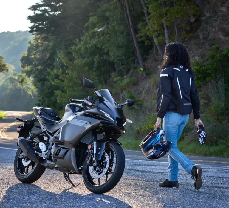 Yamaha YZF R320 2025 EU Midnight Black Static